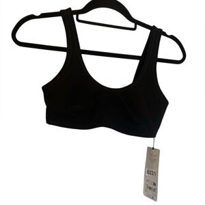 1. NWT Alo Yoga alosoft center stage bra BLACK Size XS